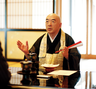 豊川閣妙厳寺（豊川稲荷）住職　本宮顯道昭和27年生まれ。昭和56年より大本山永平寺などにて修行。平成20年2月妙厳寺住職に。