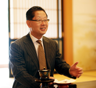 日夜旨いものを追求する7代目　佐藤元英社の代表を務める傍ら、商工会議所などの要職も引き受け地元の活性化にも日々奔走。お付き合いによる体重増加も日課のジョギングや市民マラソン出場で難なく解消！